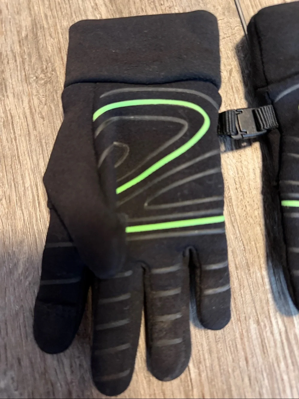 HEAD Kids Touchscreen Gloves featuring neon green branding and a connecting cli